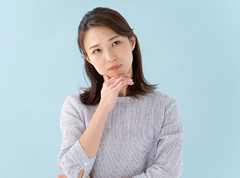悩む女性の写真