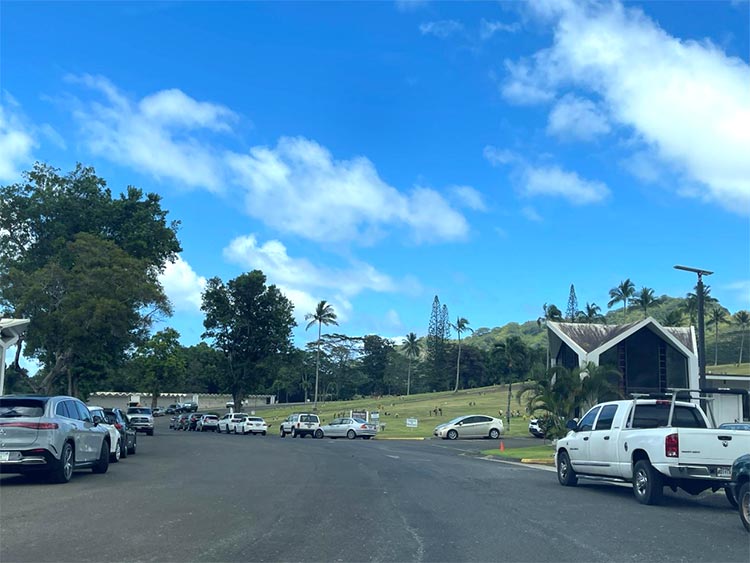 墓地敷地内は広いので車で移動します。サービス(法要)をする建物もきちんとあります。