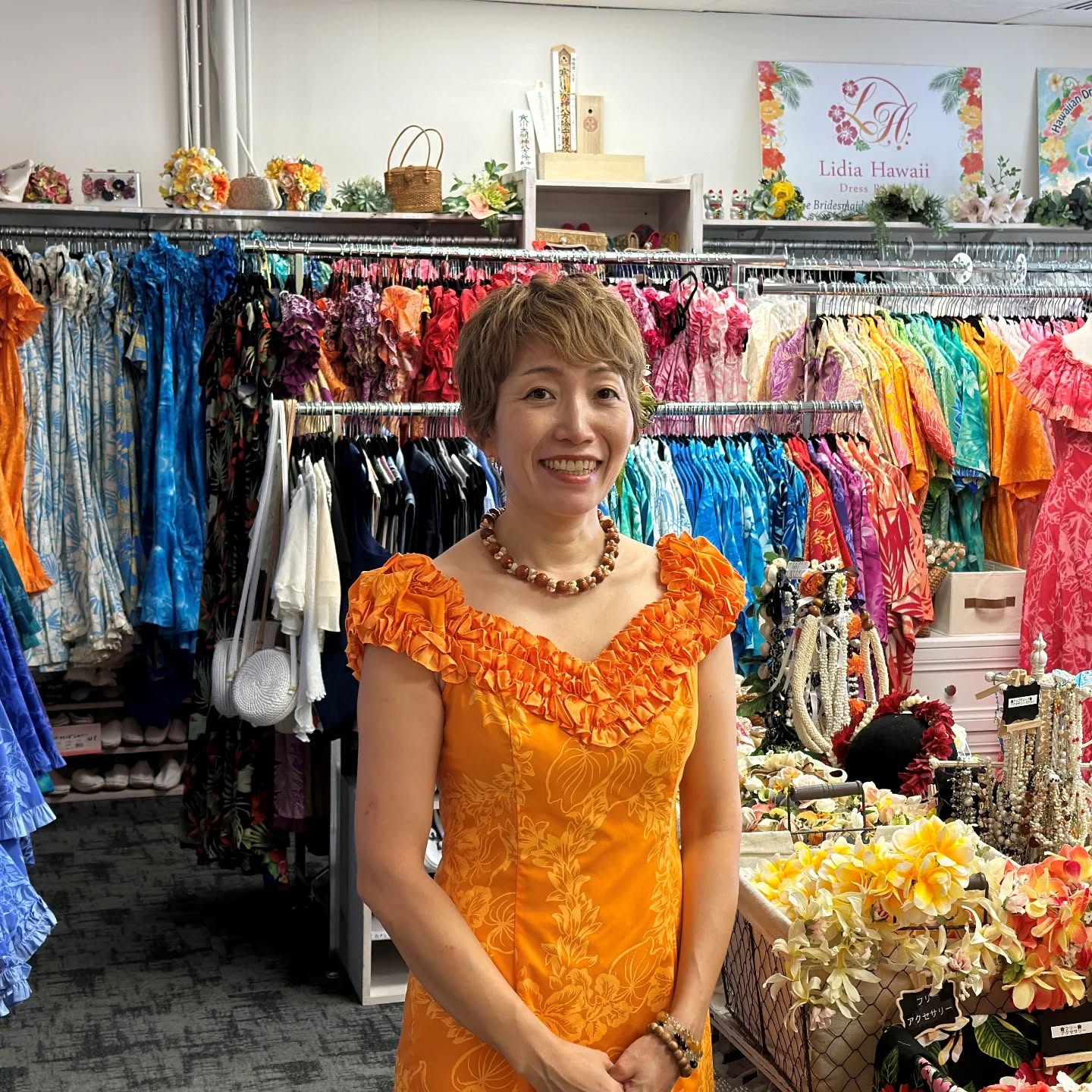 🌈【スタッフ募集のお知らせ】🌈
MuumuuRainbowでは、一緒にお店を盛り上げてくれる仲間を募集しています🌺✨
週1日からOK！長期休み相談可！空いている日だけ働くことも可能です！

アロハな空間で、お客様と楽しくお話ししながらハワイの文化やファッションを伝えるお仕事です。
「お洋服が好き」「人と話すのが好き」「ローカルなお店で働いてみたい」そんなあなたにピッタリ！

📍勤務地：ワイキキ ビジネス プラザ（カラカウア通り）
🕒勤務時間：9:00〜18:00（週1日〜OK）
💼お仕事内容：接客・販売・商品の整理など
💬お客様の95％は日本の方なので、日本語での接客ができればOK！

日英バイリンガルの方は特に歓迎！未経験もOKです♪

✨主婦さん・学生さんも活躍中！

少しでも気になったら、お気軽にDMください📩
面接前にお店を見に来てくださってもOKですよ〜！

姉妹店ムームーモールでもセールススタッフを募集中！
ハワイアンの洋服や雑貨の販売がメイン✨
オンコールの方も歓迎、週一歓迎！

一緒にアロハな毎日を楽しみましょう🌈🌴

#ハワイ #ハワイ挙式
#ハワイ挙式準備 #ハワイウェディング
#ハワイ結婚式 #ハワイウエディング
#ムームー #海外挙式
#海外挙式準備 #ハワイ挙式レポ
#ハワイウエディングフォト #ムームードレス
#ハワイ挙式参列 #ハワイ挙式参列衣装
#ハワイ挙式ドレス #ハワイ挙式アイデア
#ハワイ挙式レンタル #ハワイウェディングレンタル
#ハワイウェディング準備 #ハワイ結婚式参列
#ハワイ結婚式参列者衣装 #ハワイウエディング参列
#海外挙式衣装
#ハワイ参列衣装
#スタッフ募集 #ハワイの仕事 #ワイキキ #MuumuuRainbow #アロハな毎日