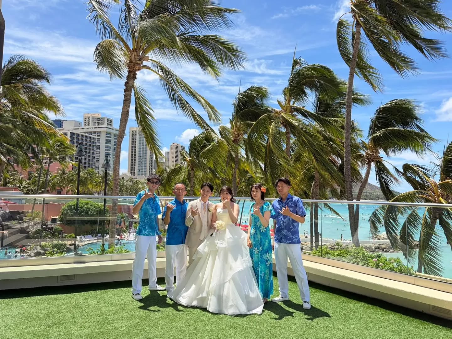 【お客様から素敵なお写真をいただきました！】
快晴の中、ハワイらしい挙式とても素敵です！
衣装のお手伝いができて心から嬉しく思います。

✼••┈┈┈┈••✼••┈┈┈┈••✼

【ハワイ挙式参列者衣装レンタル専門店】
ムームーレインボーは予約制です
来店ご予約はこちらから↓
https://muumuurainbow-sms.youcanbook.me/

#ハワイ #ハワイ挙式
#ハワイ挙式準備 #ハワイウェディング
#ハワイ結婚式
